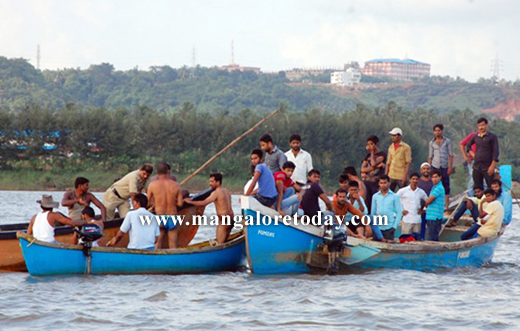 Sand boat capsizes in Netravathi River near Pavoor